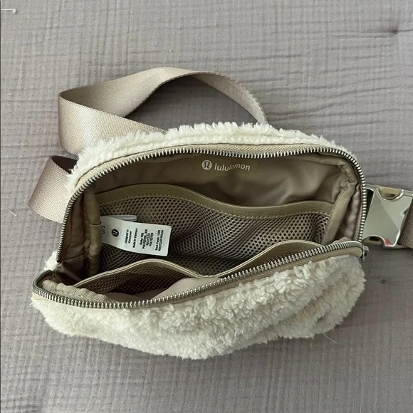 Lululemon Everywhere belt bag Sherpa fleece white ivory - Picture 6 of 8